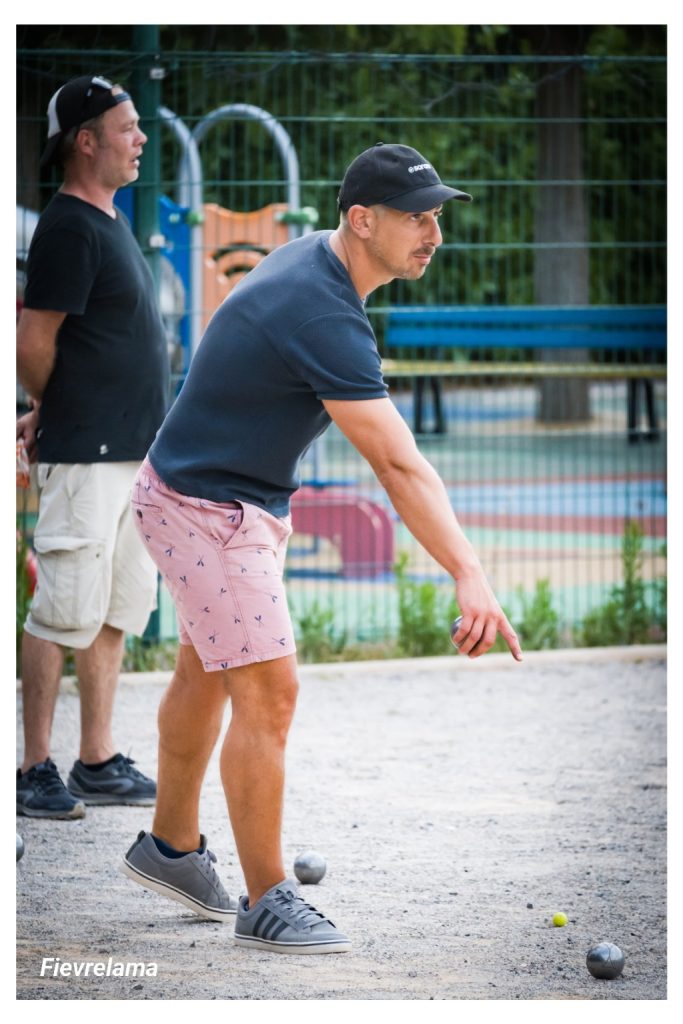 Jérôme Rojas, au premier plan en short rose, pendant son lancer.
