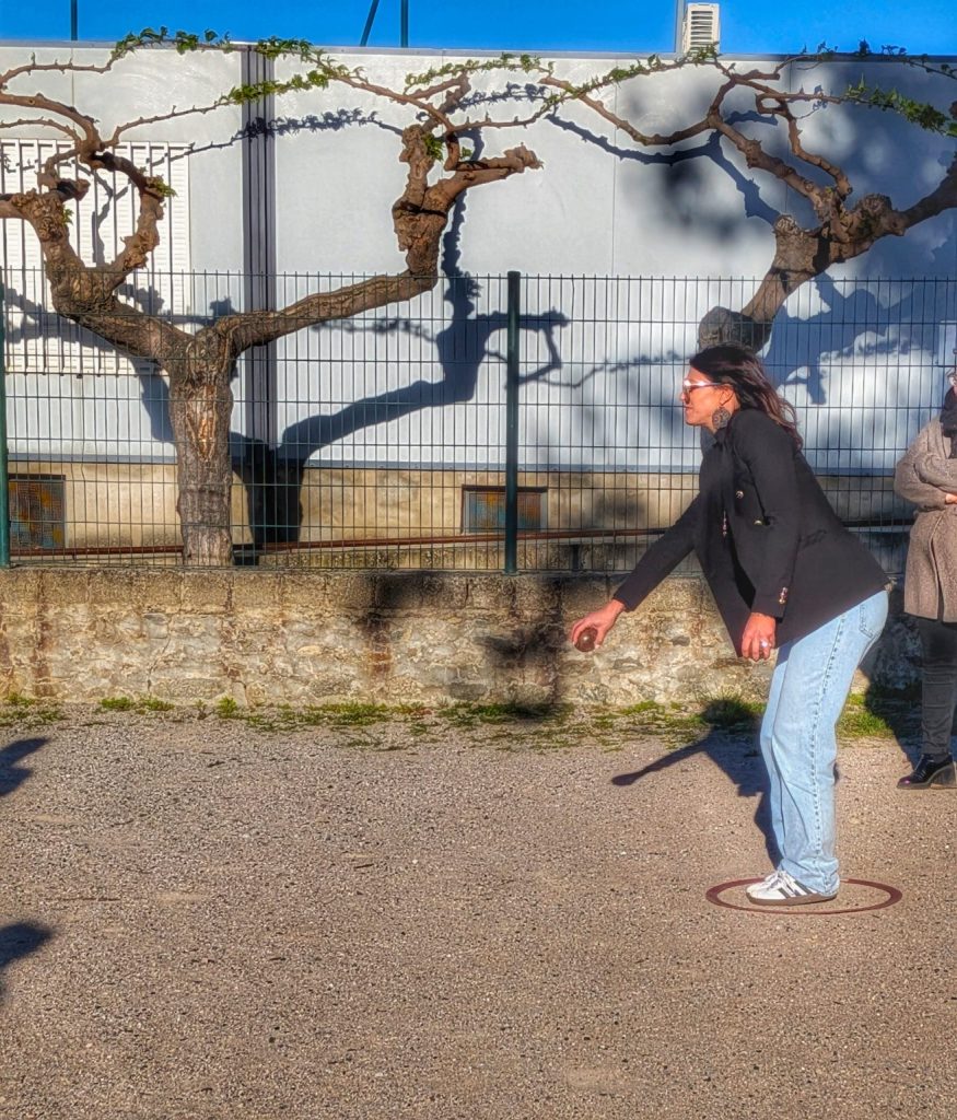 Pauline, en pleine concentration dans le cercle, une boule à la main.