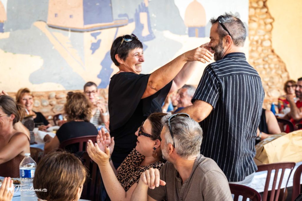 Convives qui applaudissent et rient pendant le repas du club de pétanque de Néfiach