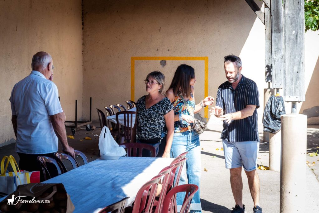 Installation des tables et des chaises sous le préau avant le repas de la Pétanque Néfiachoise