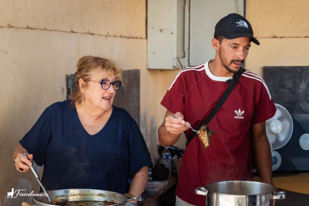 Deux bénévoles en cuisine qui goûtent la viande du couscous du club de pétanque de Néfiach