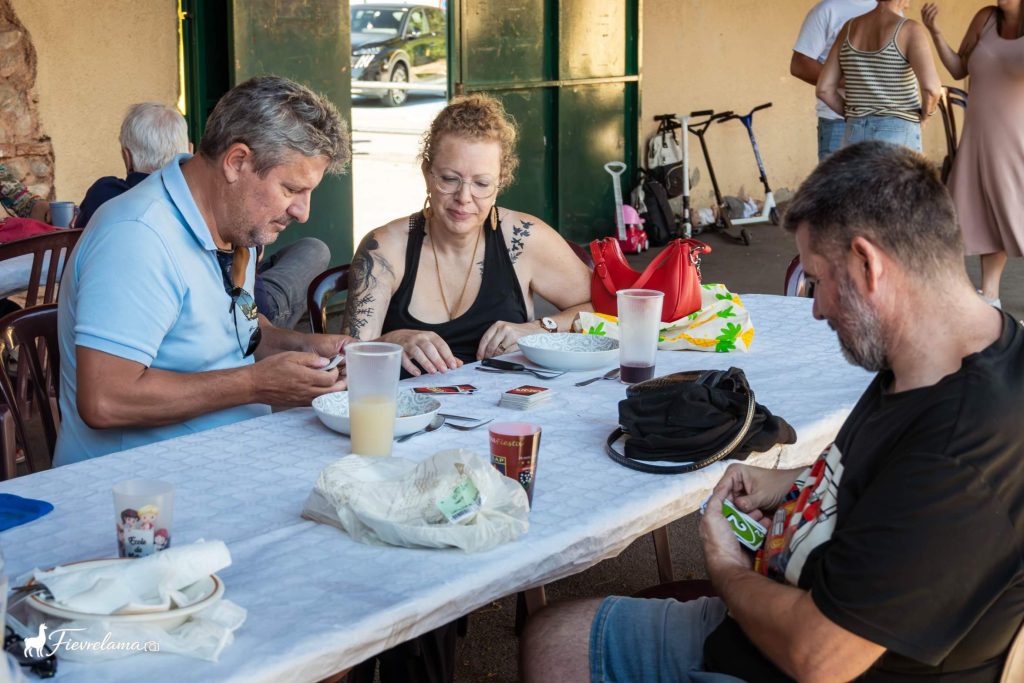 Partie de cartes Uno à table après le repas de la Pétanque Néfiachoise